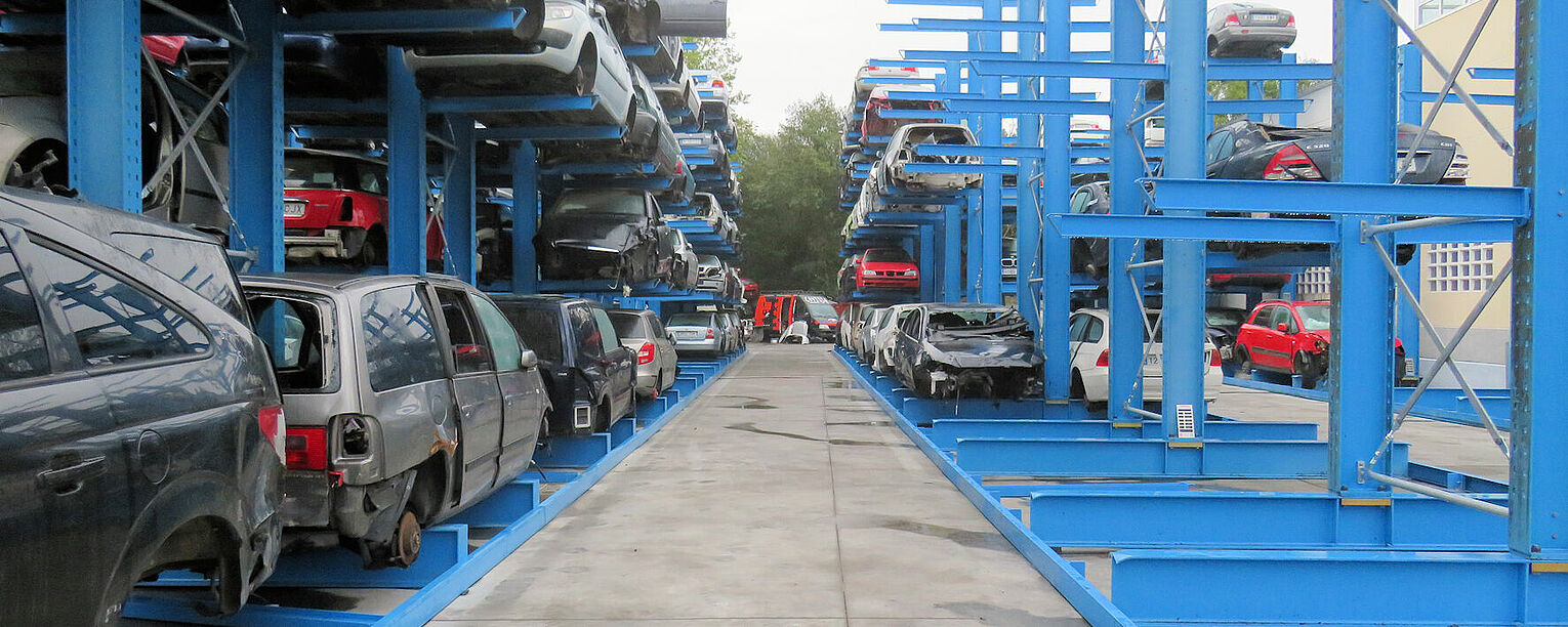 [Translate "Portugal"] Cantilever racking Car dismantler