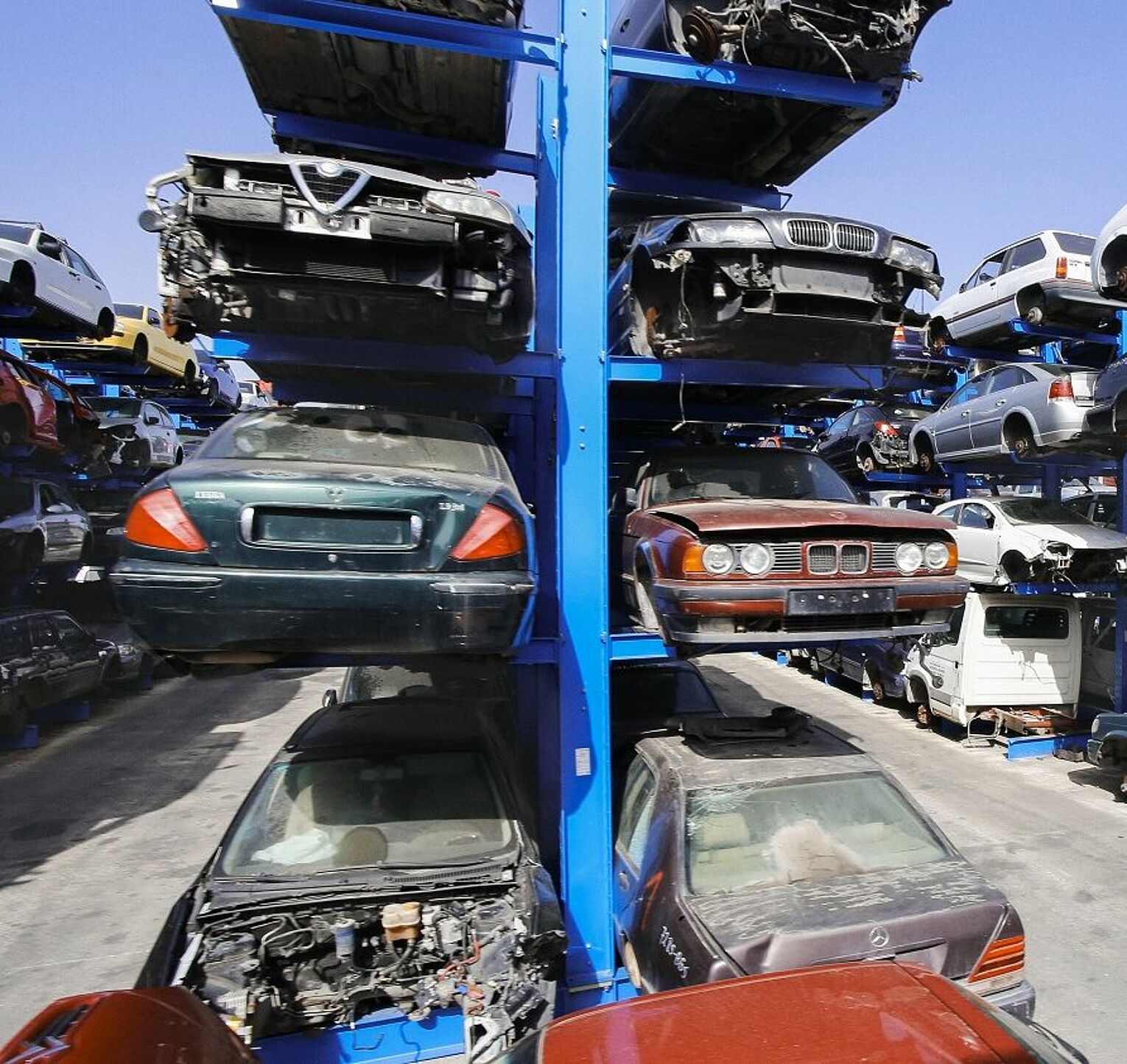 [Translate "Portugal"] Cantilever racking Car dismantler