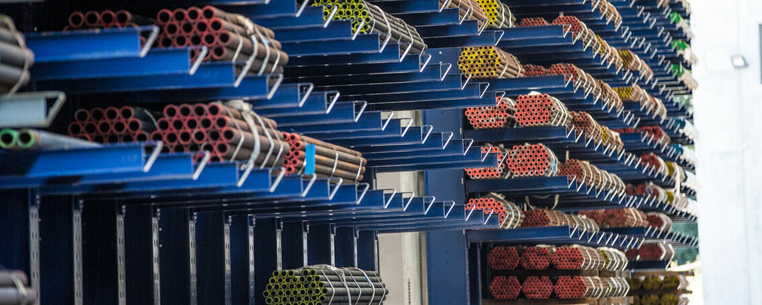[Translate "Portugal"] Cantilever racking Industry solution