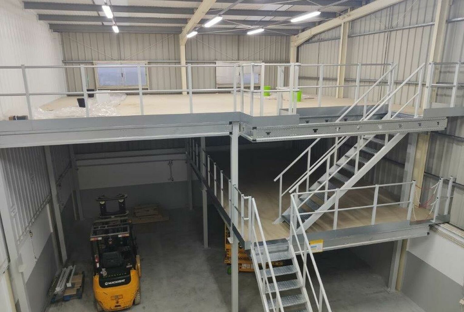 [Translate "Portugal"] Cantilever racking Multi-tier storage