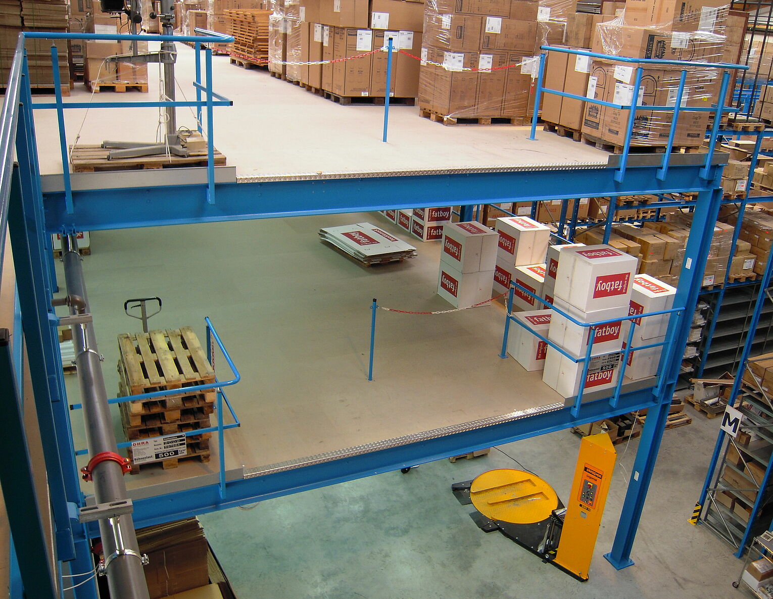 [Translate "Portugal"] Cantilever racking Multi-tier storage