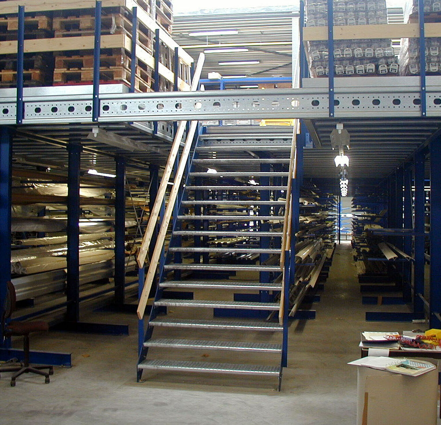 [Translate "Portugal"] Cantilever racking Multi-tier storage