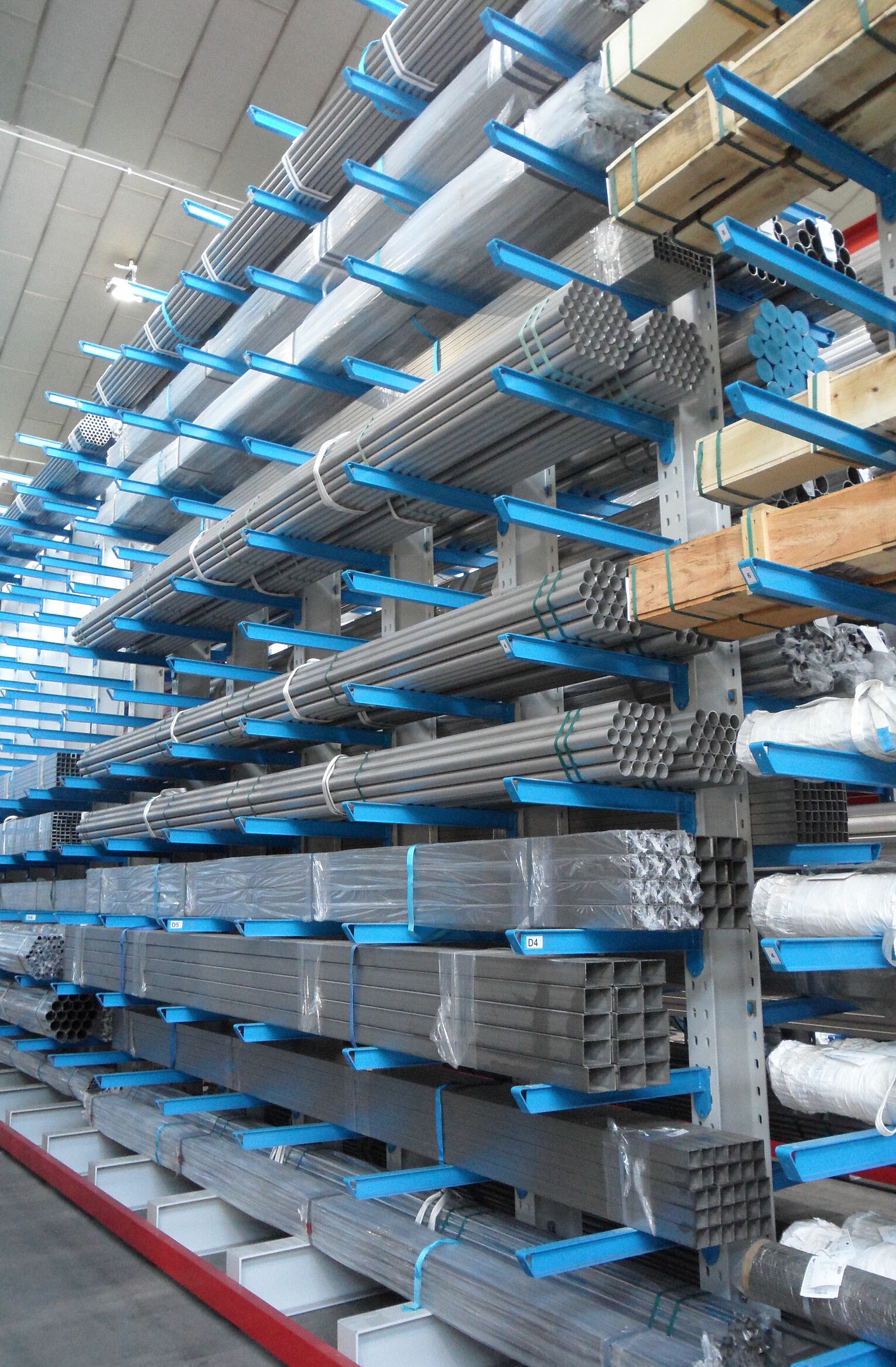 [Translate "Portugal"] Cantilever racking metal trade