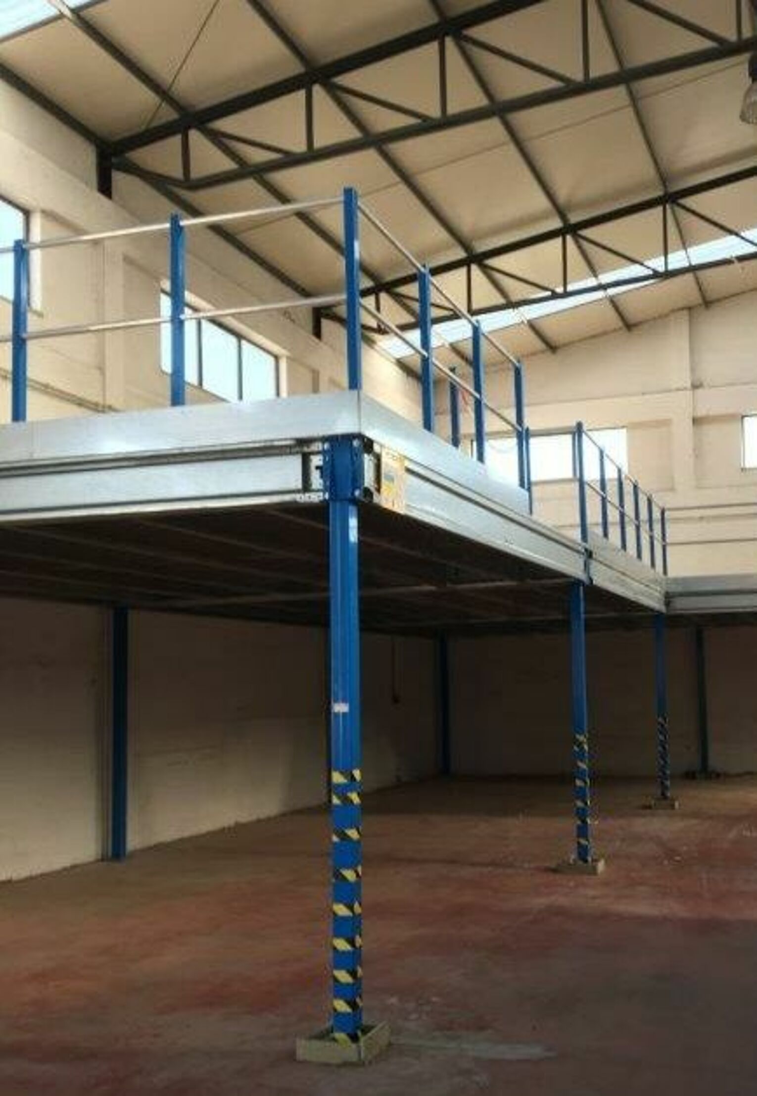 [Translate "Portugal"] Cantilever racking Multi-tier storage