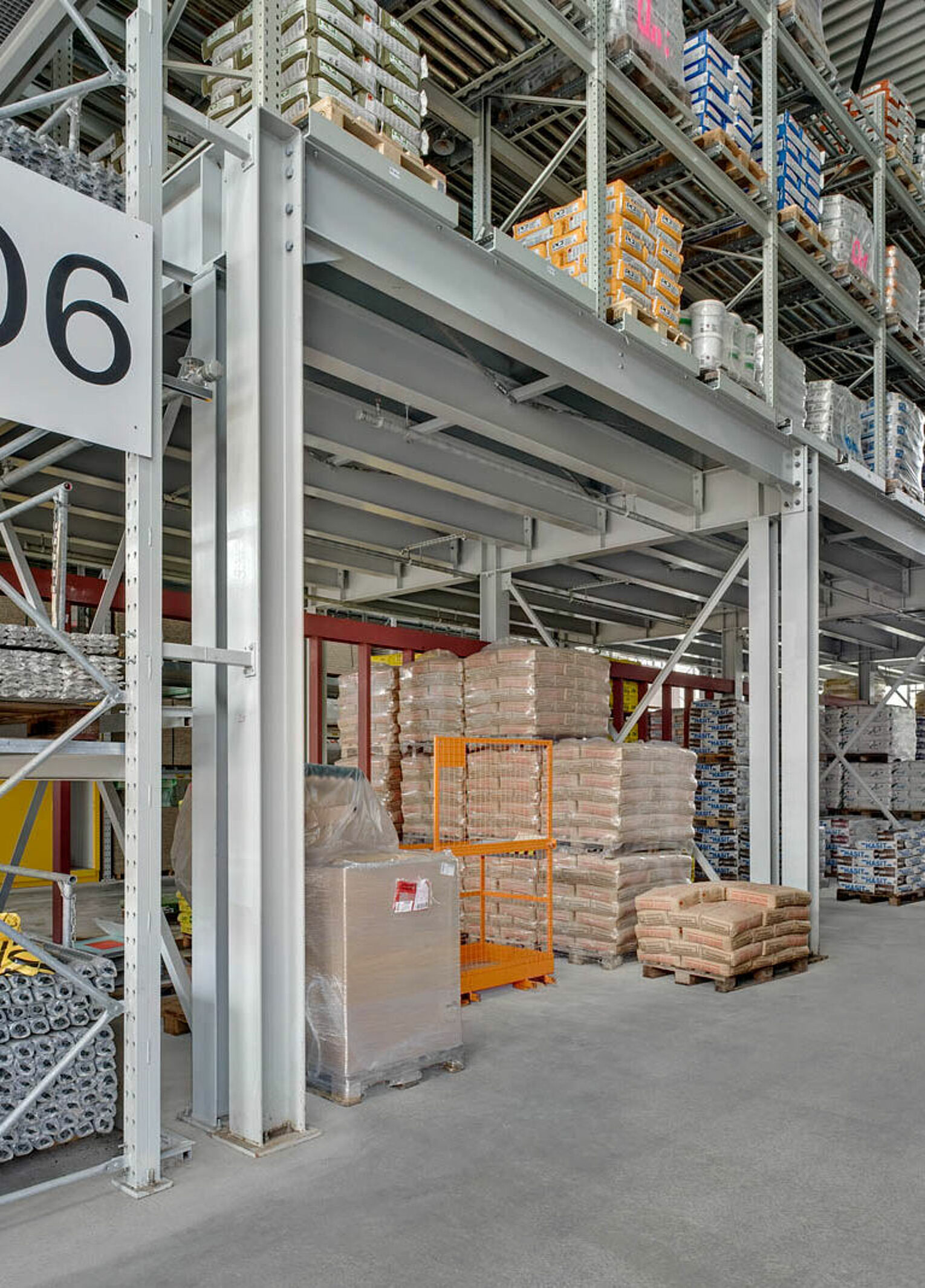 [Translate "Portugal"] Cantilever racking Multi-tier storage