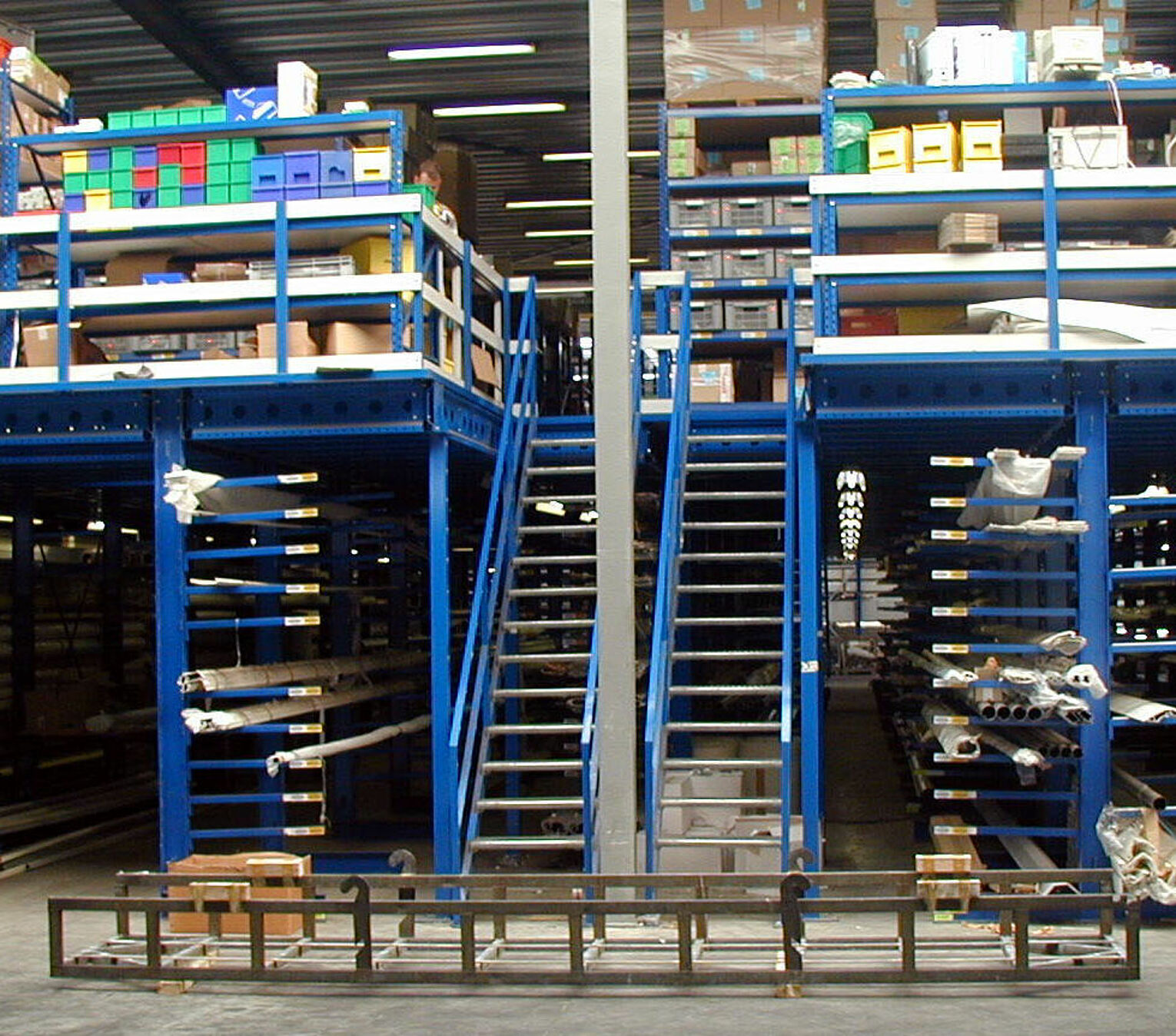 [Translate "Portugal"] Cantilever racking Multi-tier storage