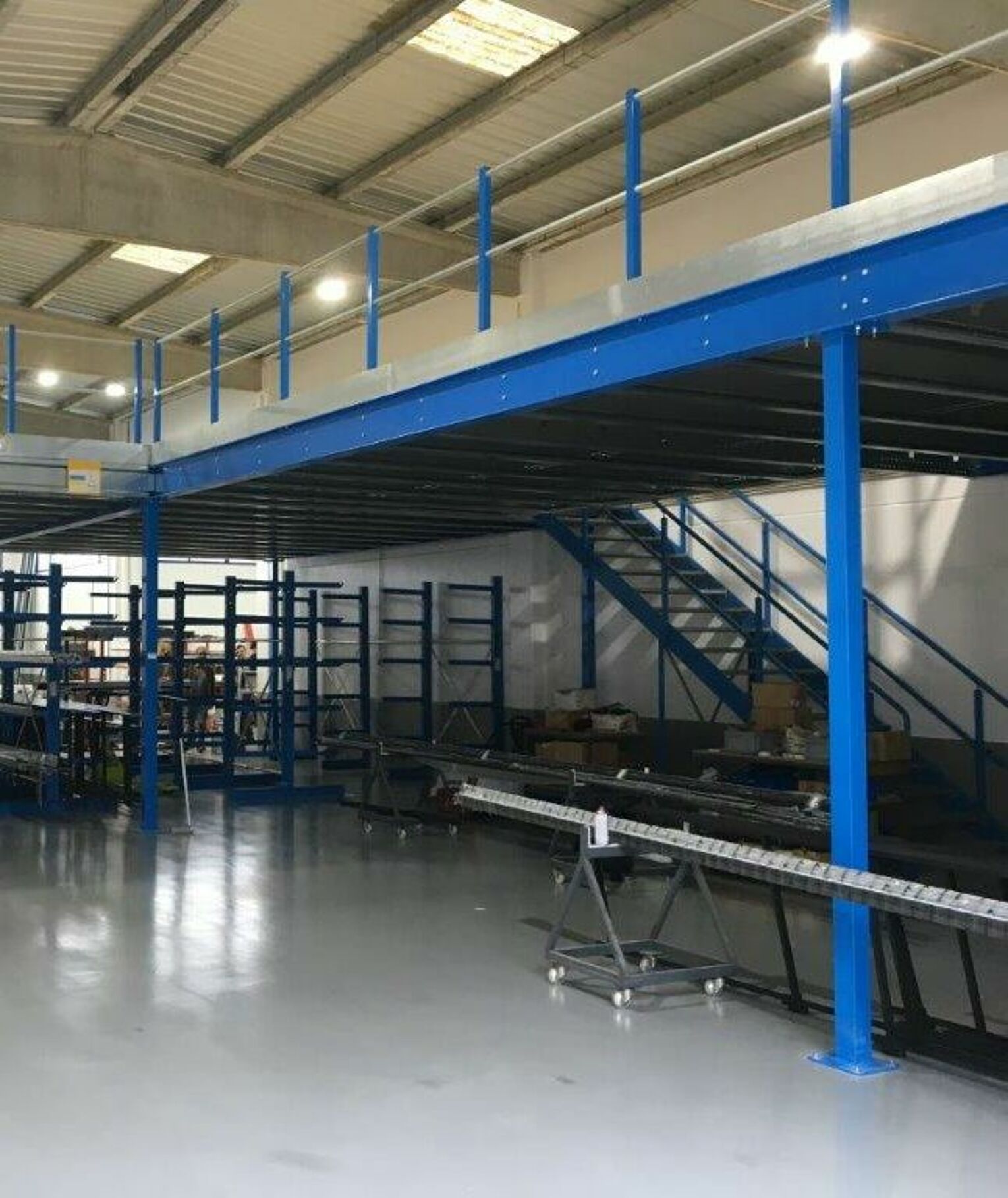 [Translate "Portugal"] Cantilever racking Multi-tier storage