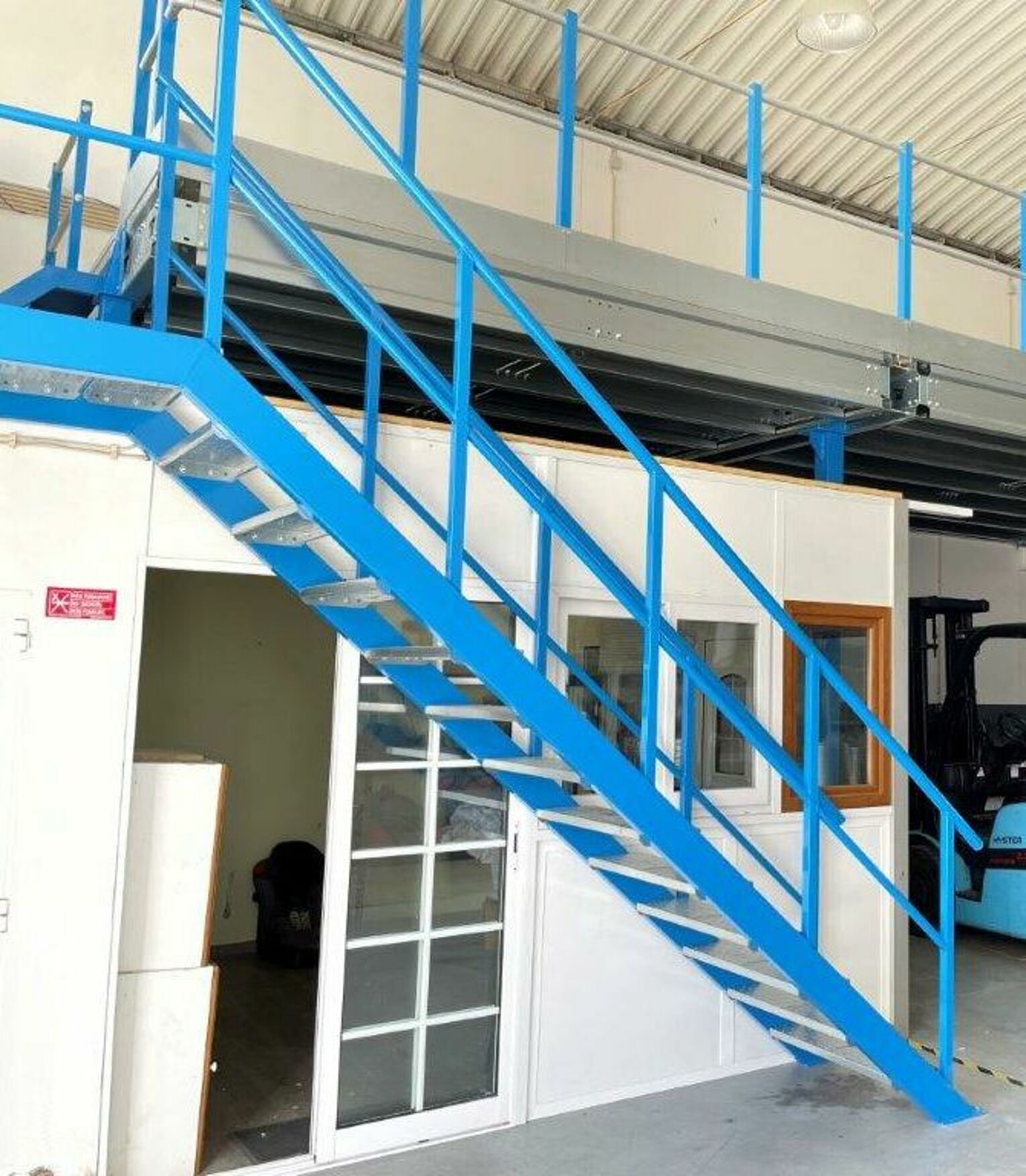[Translate "Portugal"] Cantilever racking Multi-tier storage