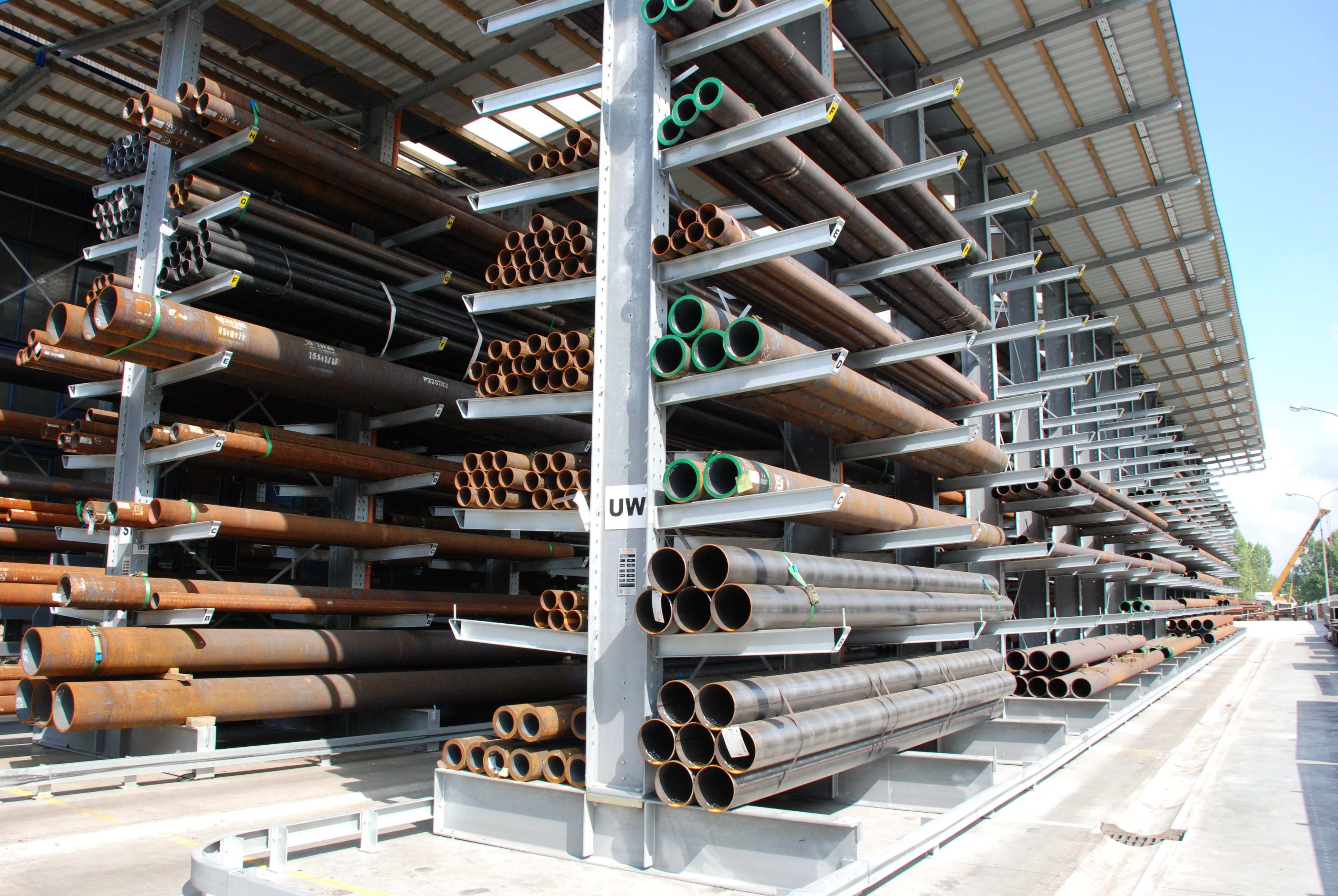 [Translate "Portugal"] Cantilever racking Industry solution