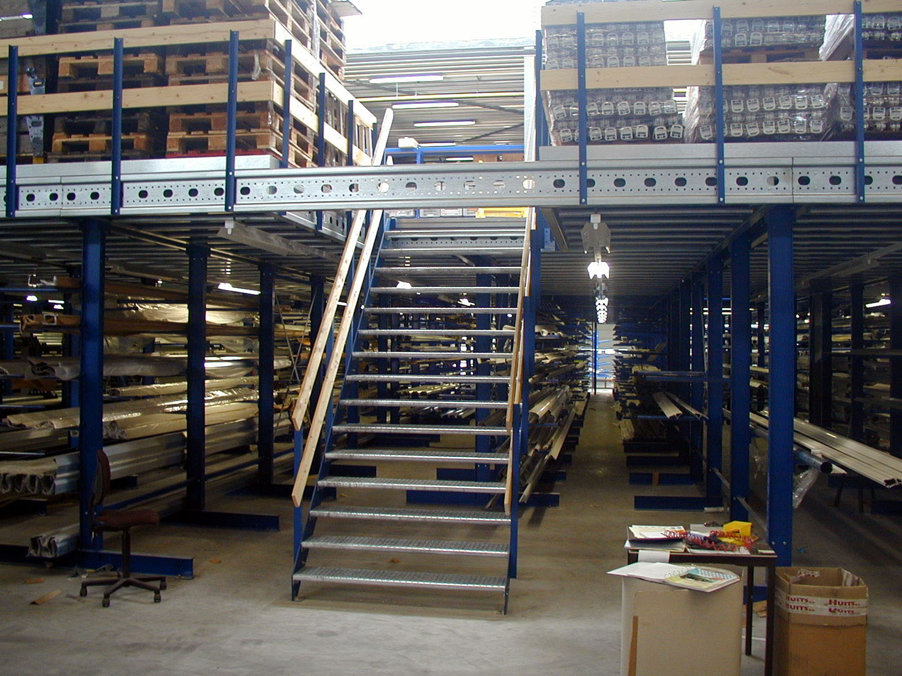 [Translate "Portugal"] Cantilever racking Multi-tier storage