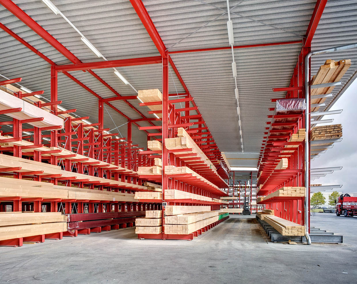 [Translate "Portugal"] Rack-clad warehouse Cantilever racking