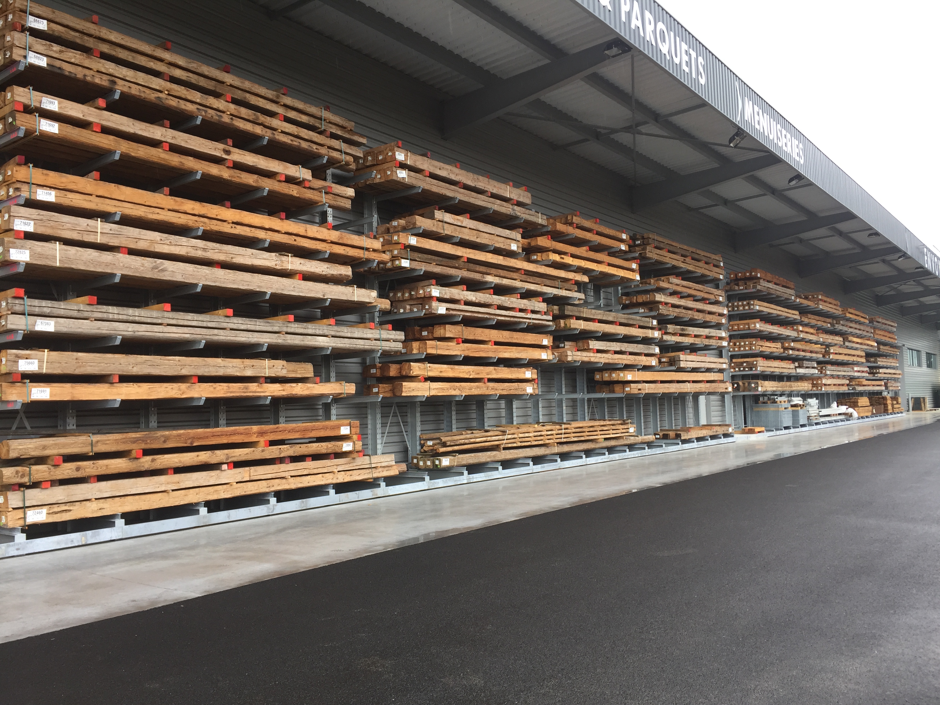 [Translate "Portugal"] Cantilever racking timber trade